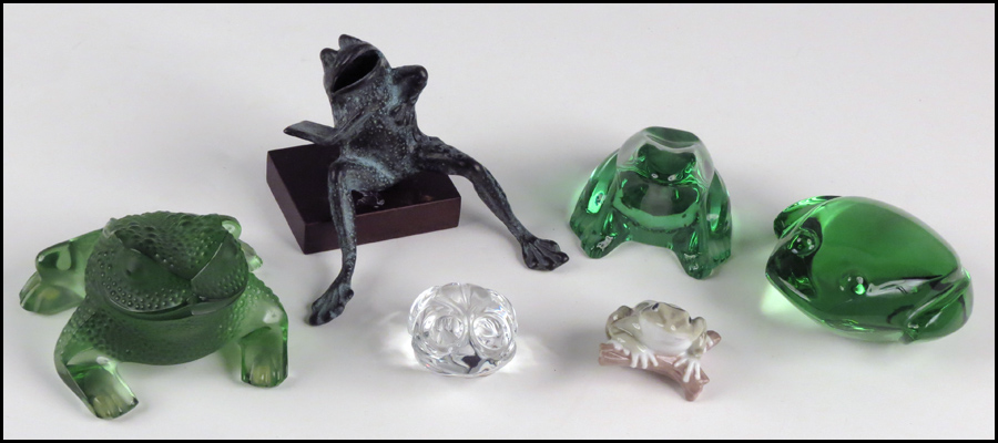 LALIQUE FROSTED GLASS FROG.