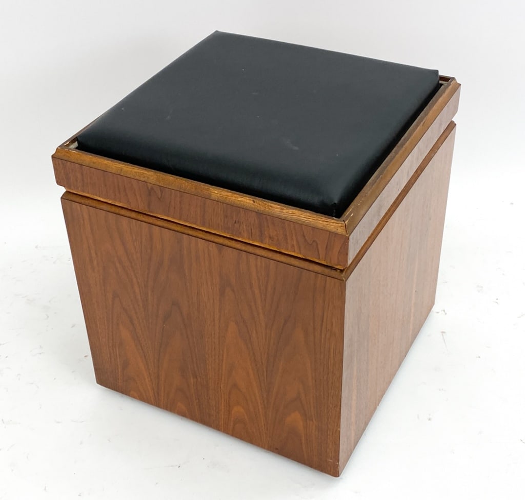 LANE WALNUT STOOL / GAMES