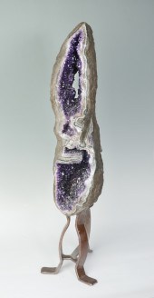 LARGE AMETHYST GEODE SPECIMEN: