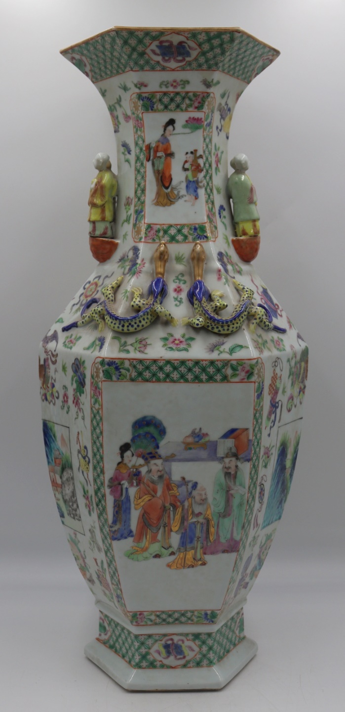 LARGE ANTIQUE CHINESE FAMILLE