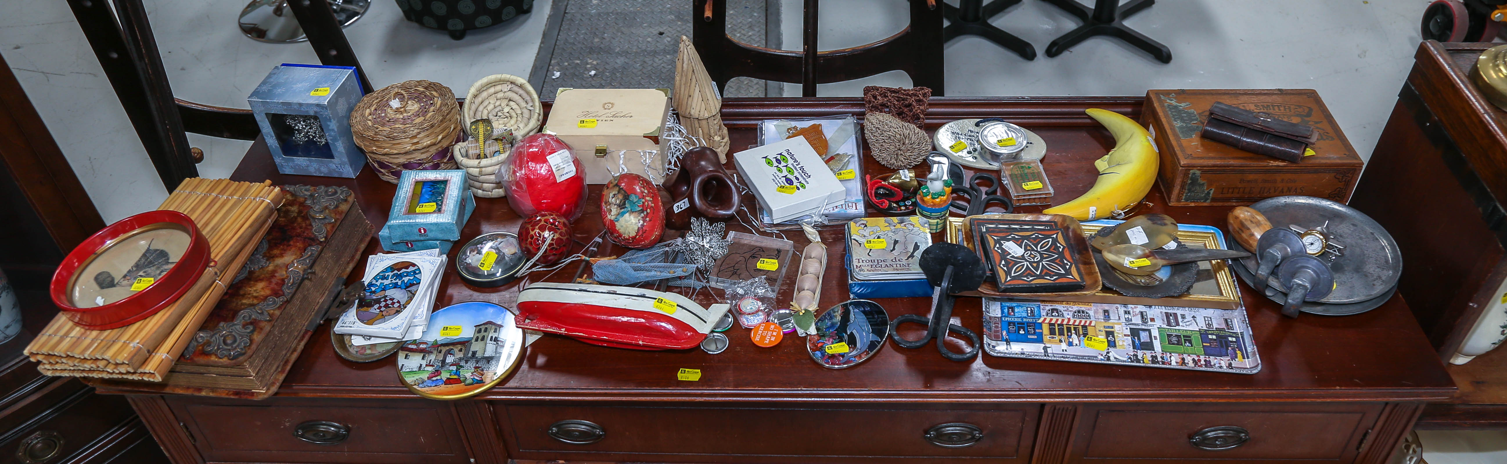 LARGE ASSORTMENT OF COLLECTIBLES