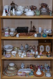 LARGE ASSORTMENT OF COLLECTIBL