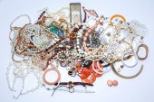 LARGE ASSORTMENT OF WOMENS' JE