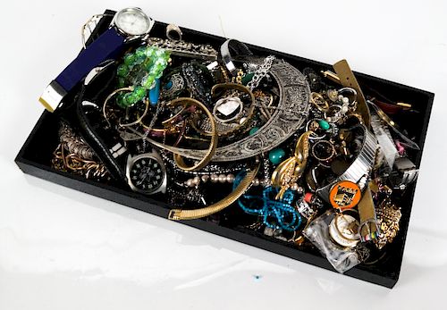 LARGE BAG OF COSTUME JEWELRYLarge
