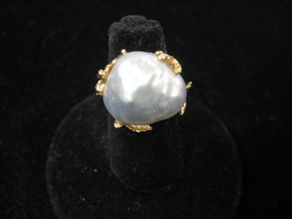 Large baroque pearl ring    Large