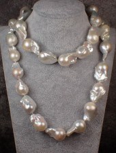 LARGE BAROQUE WHITE PEARL NECK