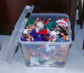LARGE BIN OF BEANIE BABIES Wit