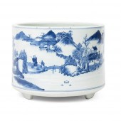LARGE BLUE AND WHITE TRIPOD CE