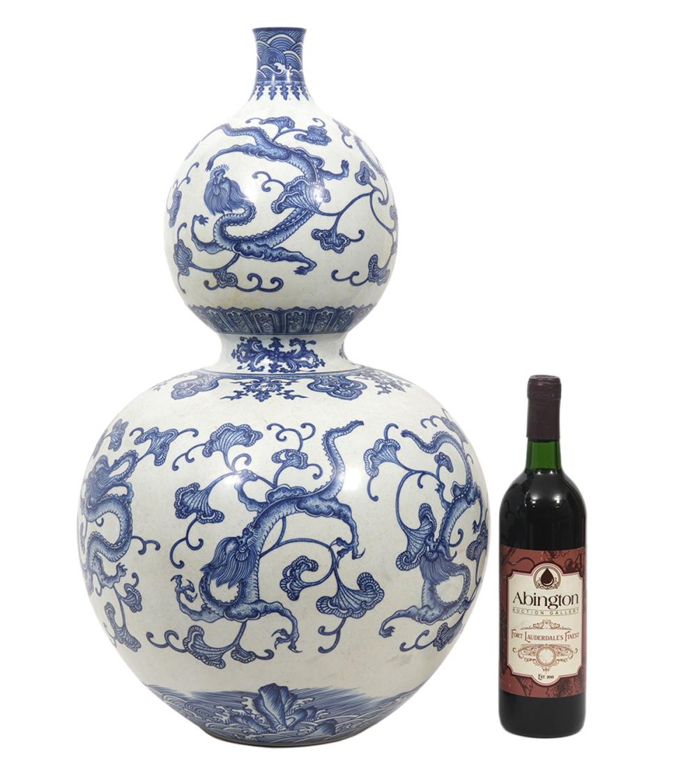 LARGE CHINESE BLUE & WHITE GOURD