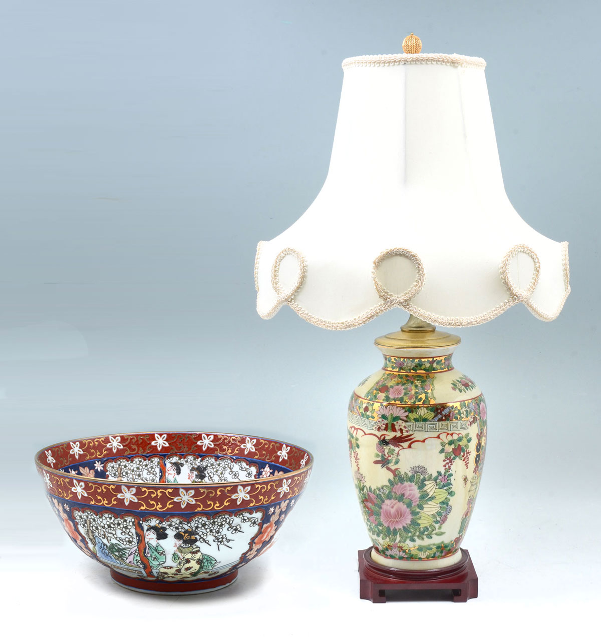LARGE CHINESE BOWL & TABLE LAMP: 1)