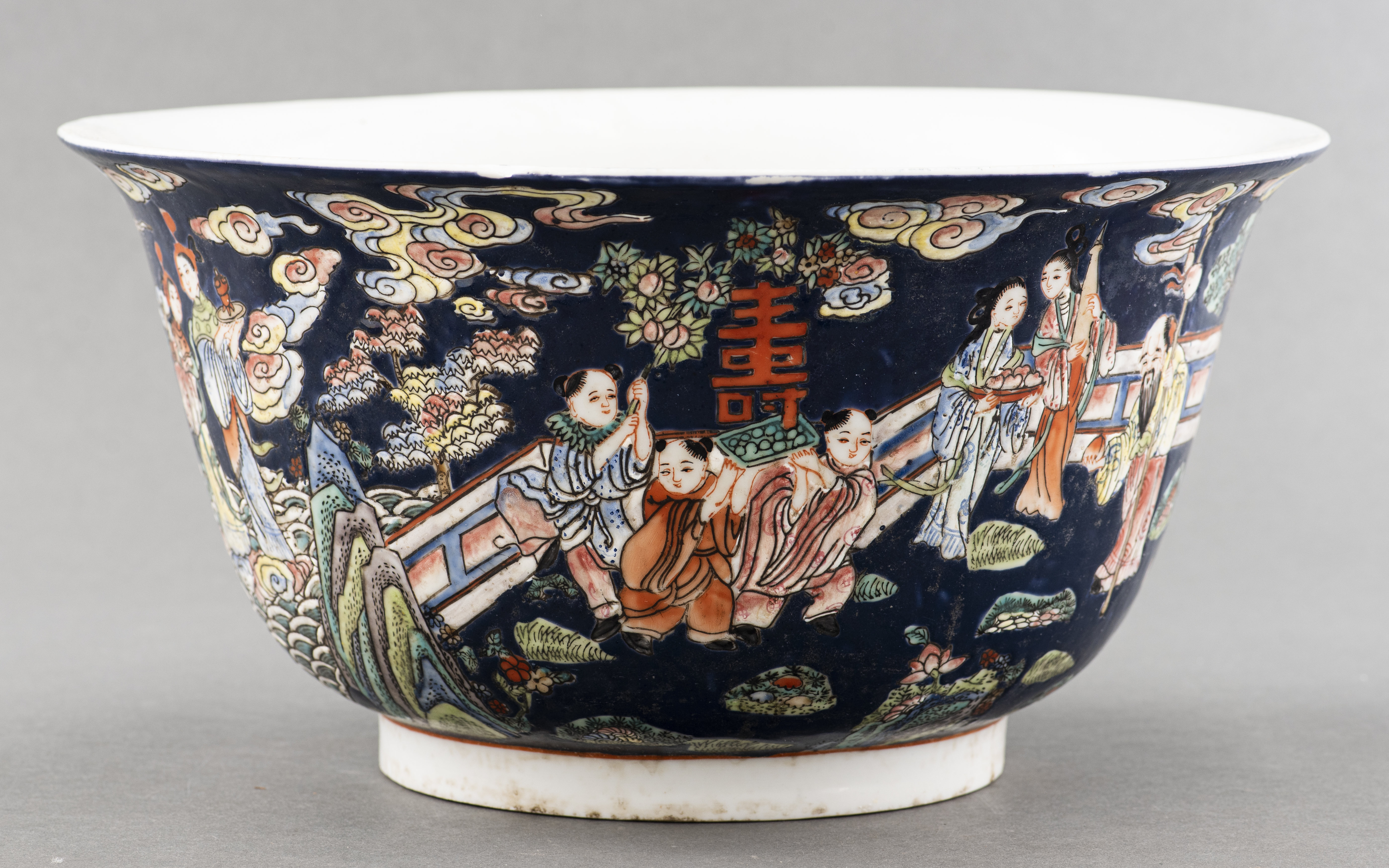 LARGE CHINESE CANTON PORCELAIN BOWL