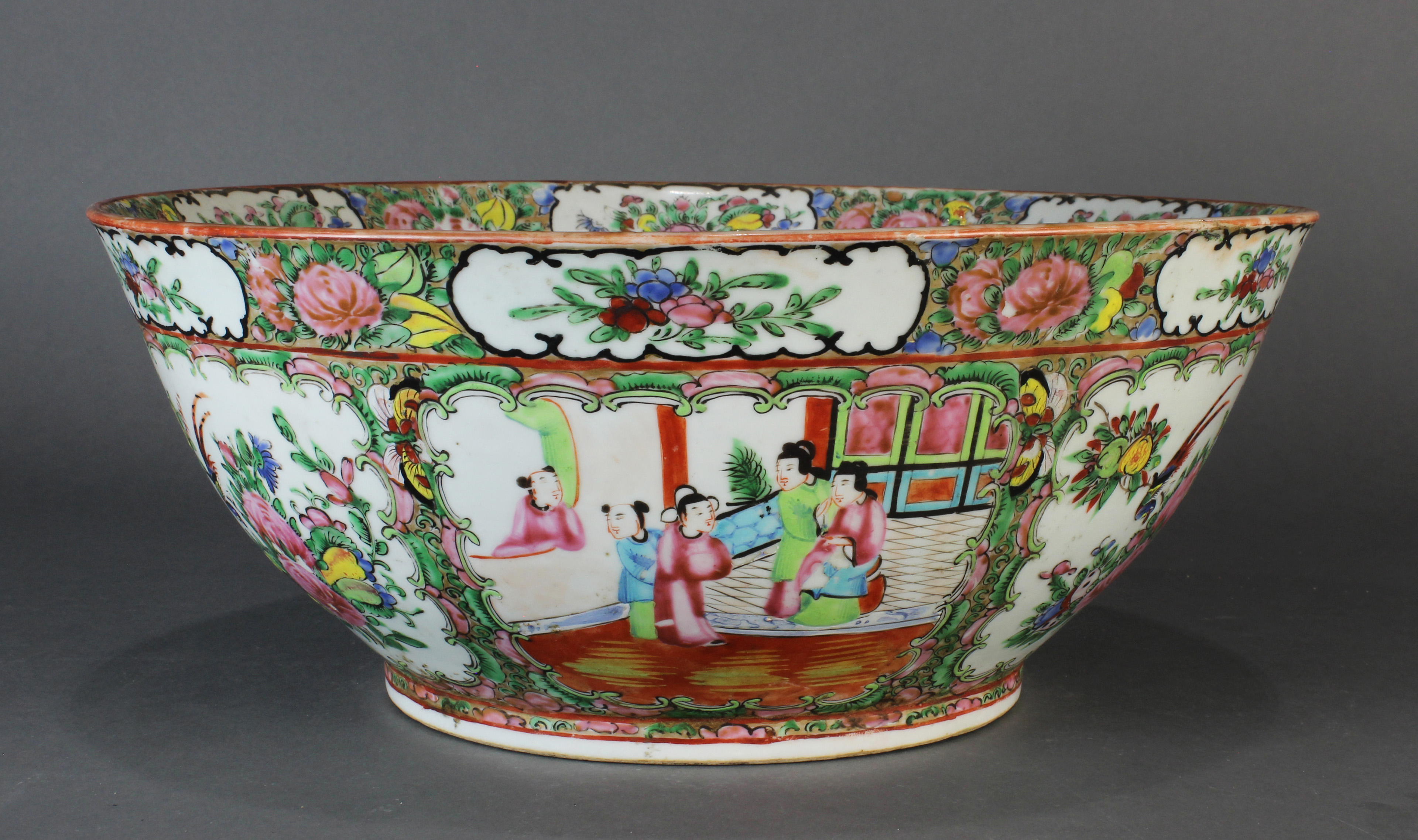 LARGE CHINESE CANTON ROSE MEDALLION