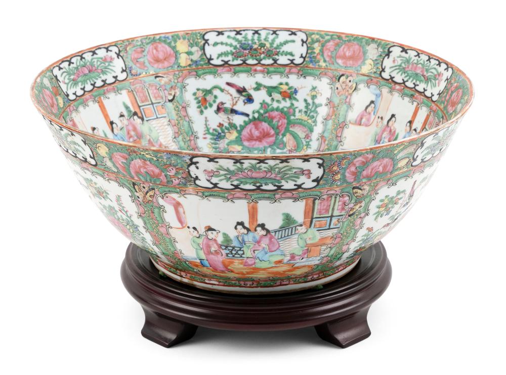 LARGE CHINESE EXPORT ROSE MEDALLION