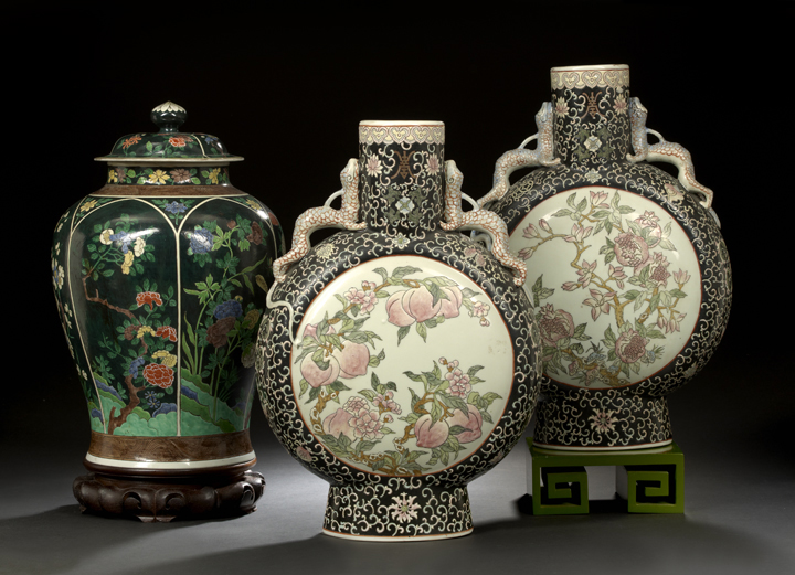 Large Chinese Famille Noire
