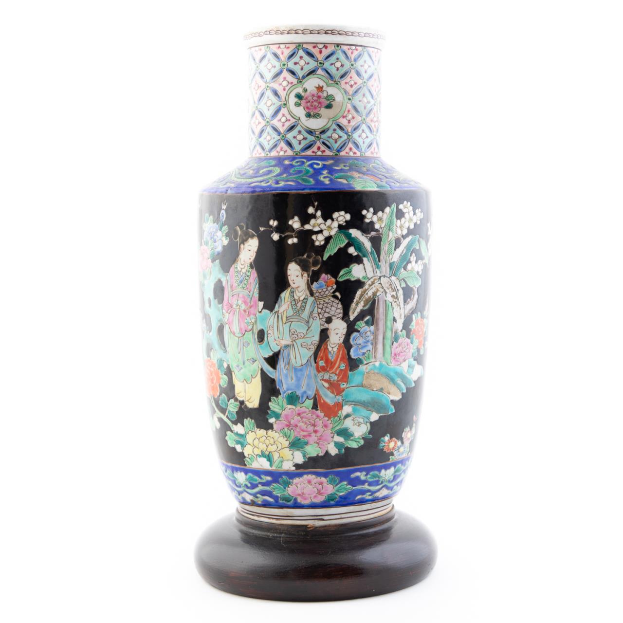 LARGE CHINESE FAMILLE NOIRE VASE