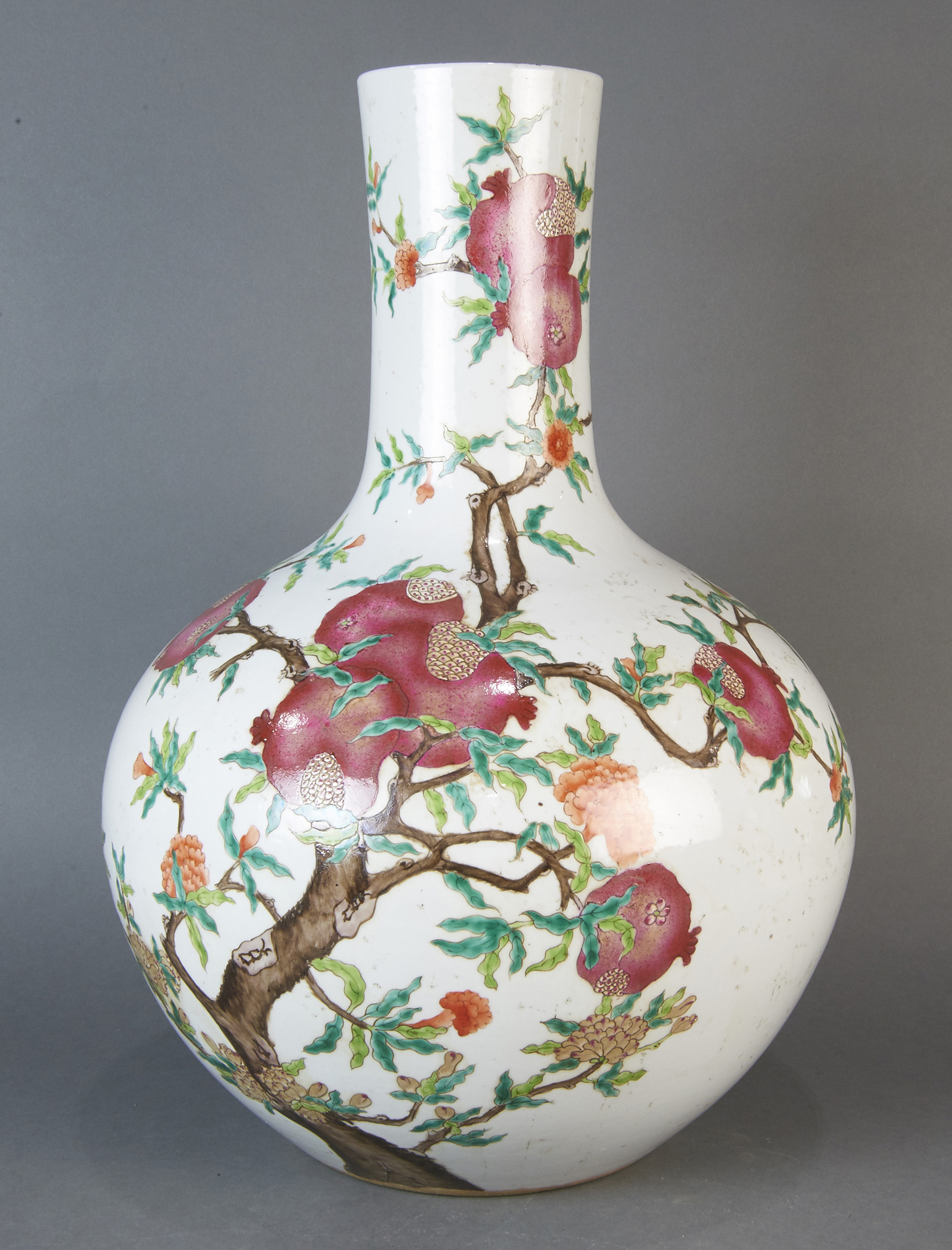 LARGE CHINESE FAMILLE ROSE GLOBULAR