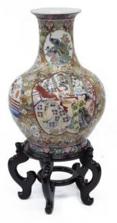 LARGE CHINESE FAMILLE ROSE POR