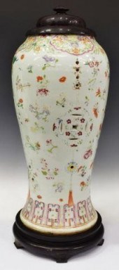 LARGE CHINESE FAMILLE ROSE POR