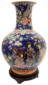LARGE CHINESE FAMILLE ROSE POR