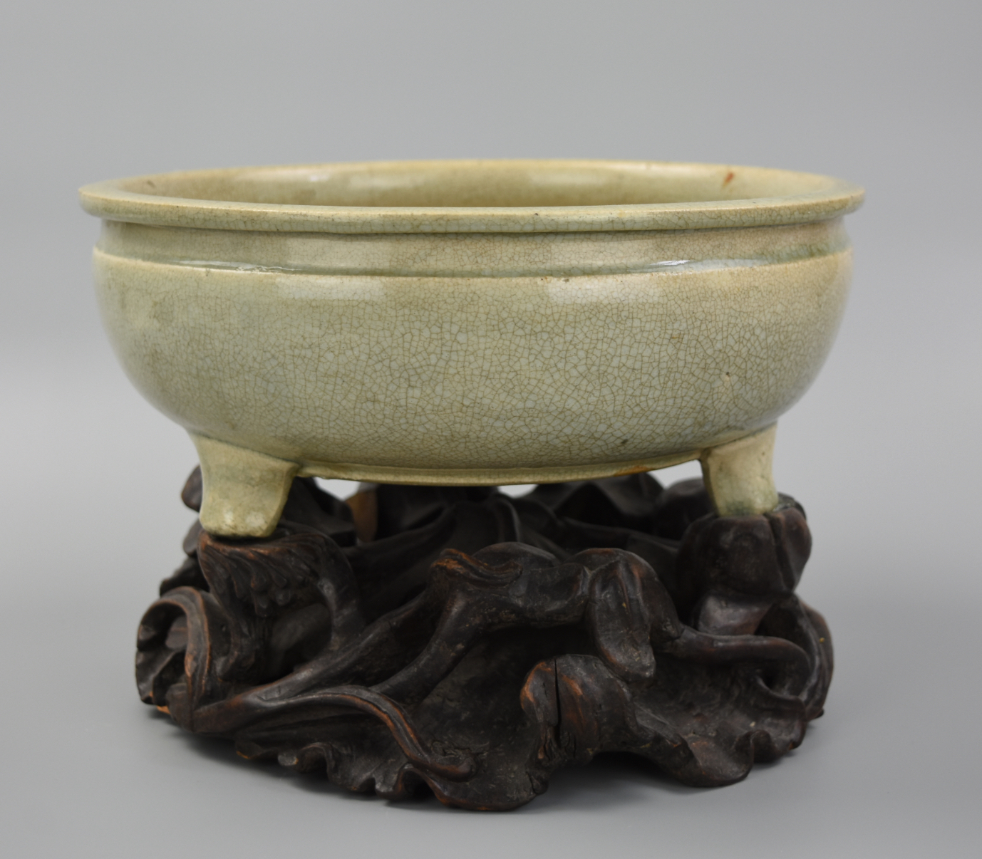 LARGE CHINESE LONGQUAN TRIPOD