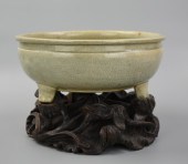 LARGE CHINESE LONGQUAN TRIPOD