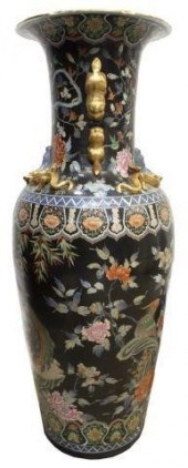 LARGE CHINESE PORCELAIN FAMILL