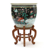 LARGE CHINESE PORCELAIN FAMILL