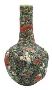 LARGE CHINESE PORCELAIN FAMILL