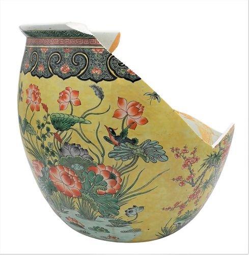 LARGE CHINESE PORCELAIN