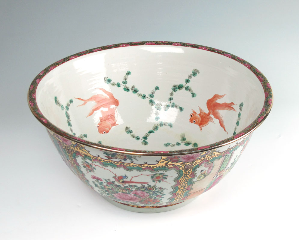 LARGE CHINESE ROSE MEDALLION