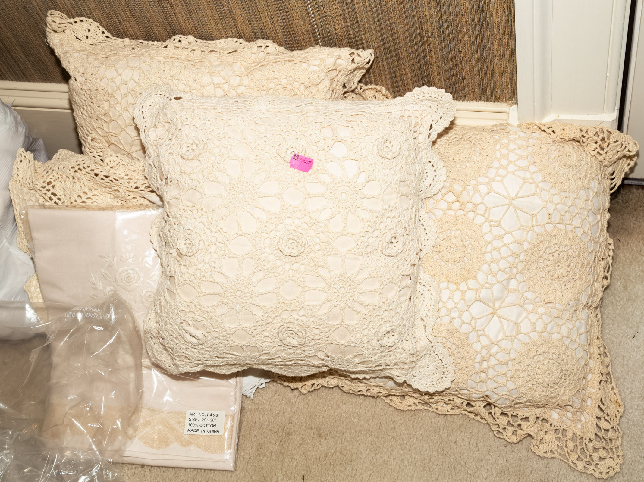 LARGE COLLECTION OF TABLE LINENS