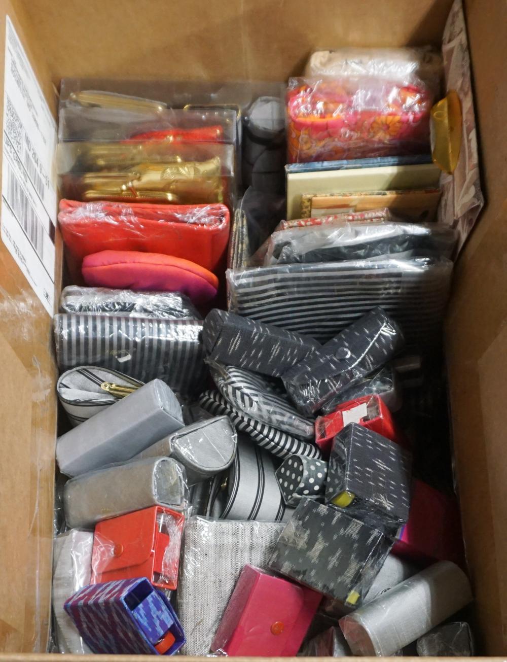 LARGE COLLECTION OF TOILETRY,
