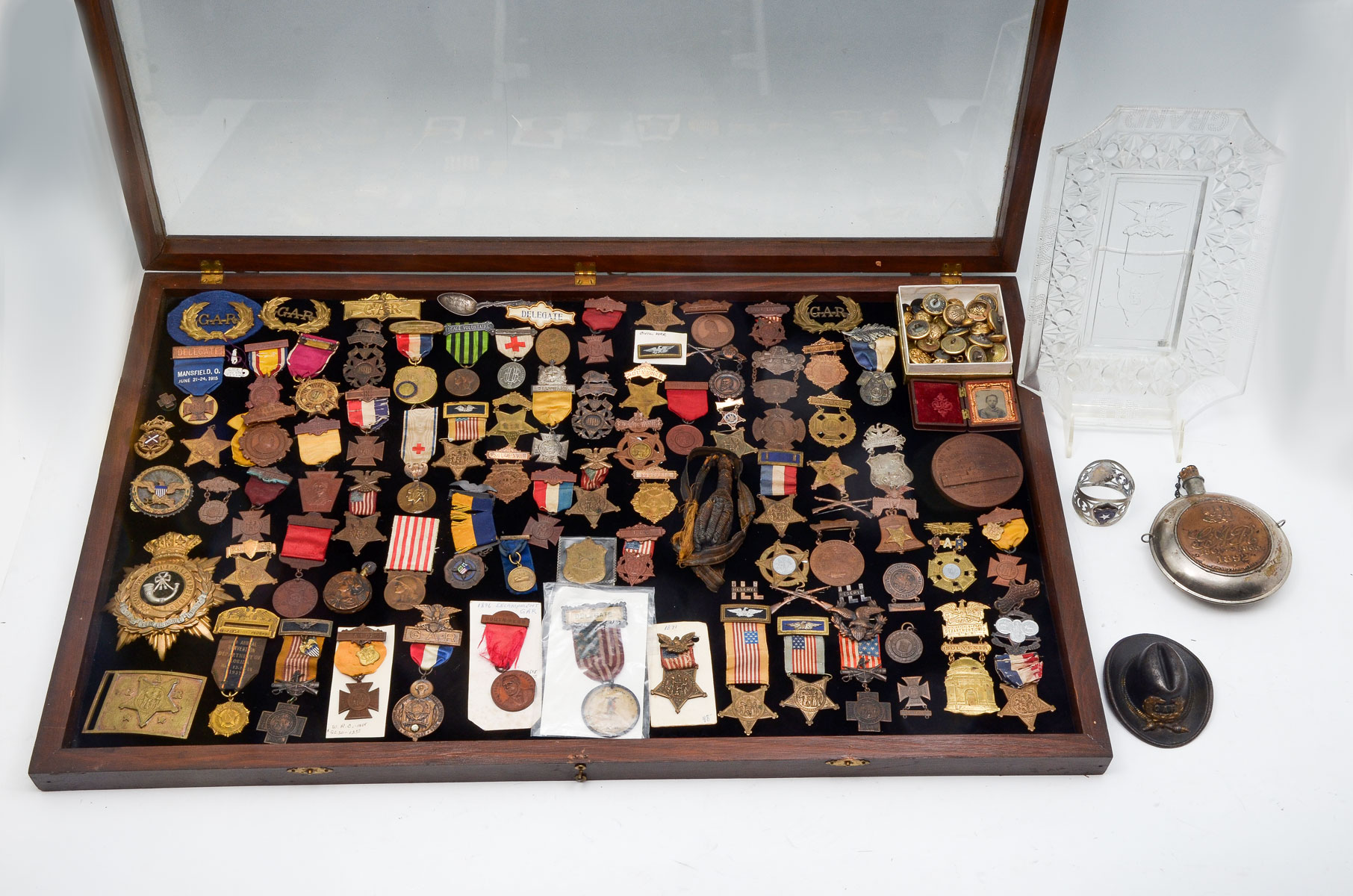 LARGE COLLECTION OF WAR MEDALS &