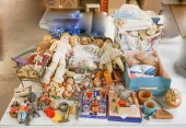 LARGE COLLECTION WITH DOLLS, D