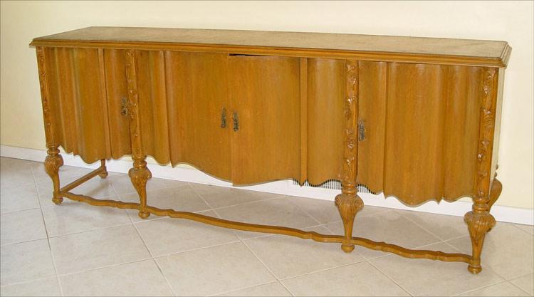 LARGE CONTINENTAL OAK SIDEBOARD: