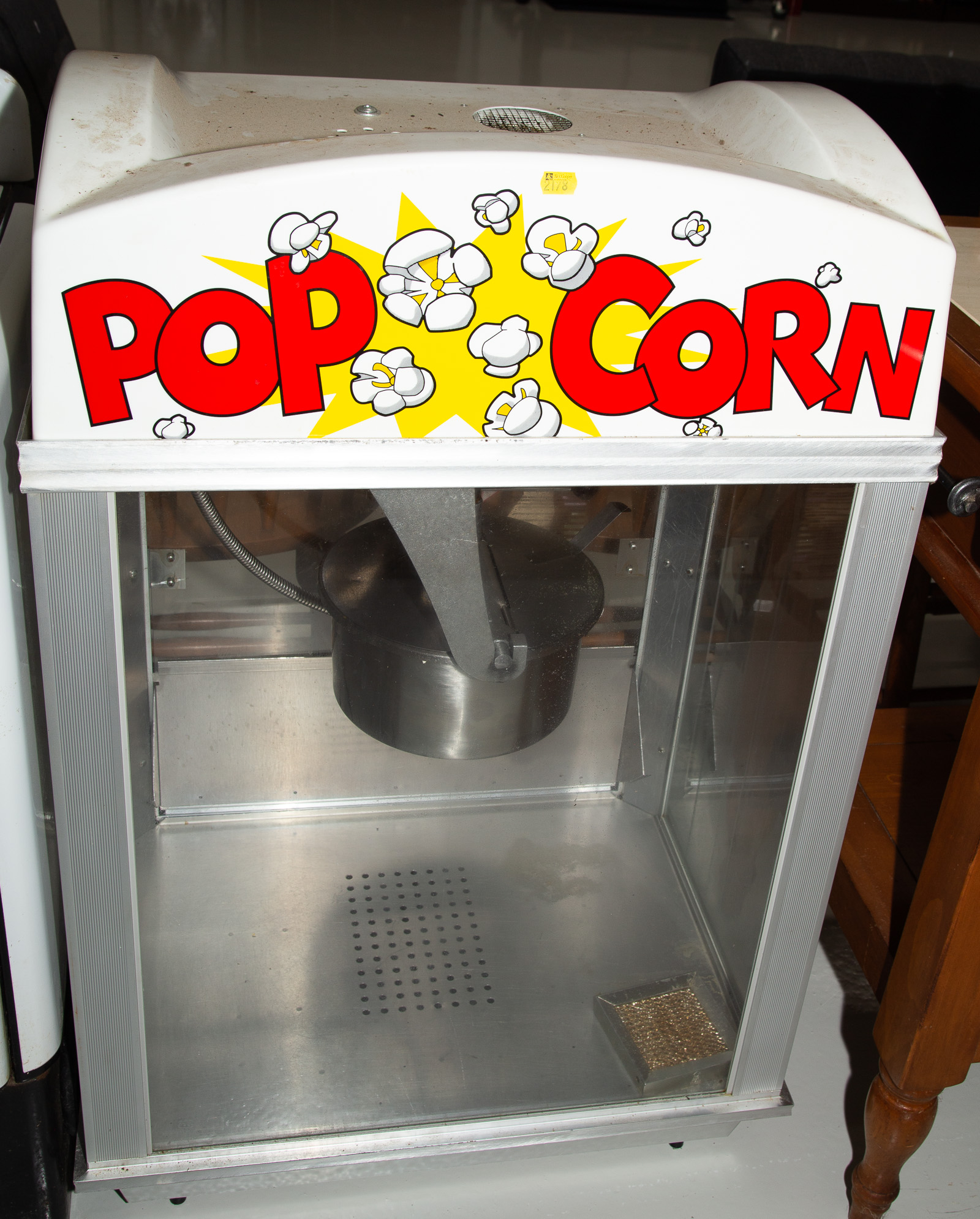 LARGE COUNTERTOP POP CORN MACHINE .