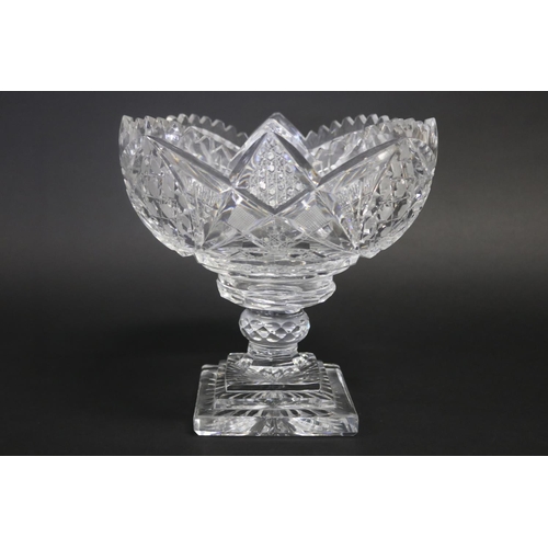 Large cut crystal pedestal centre