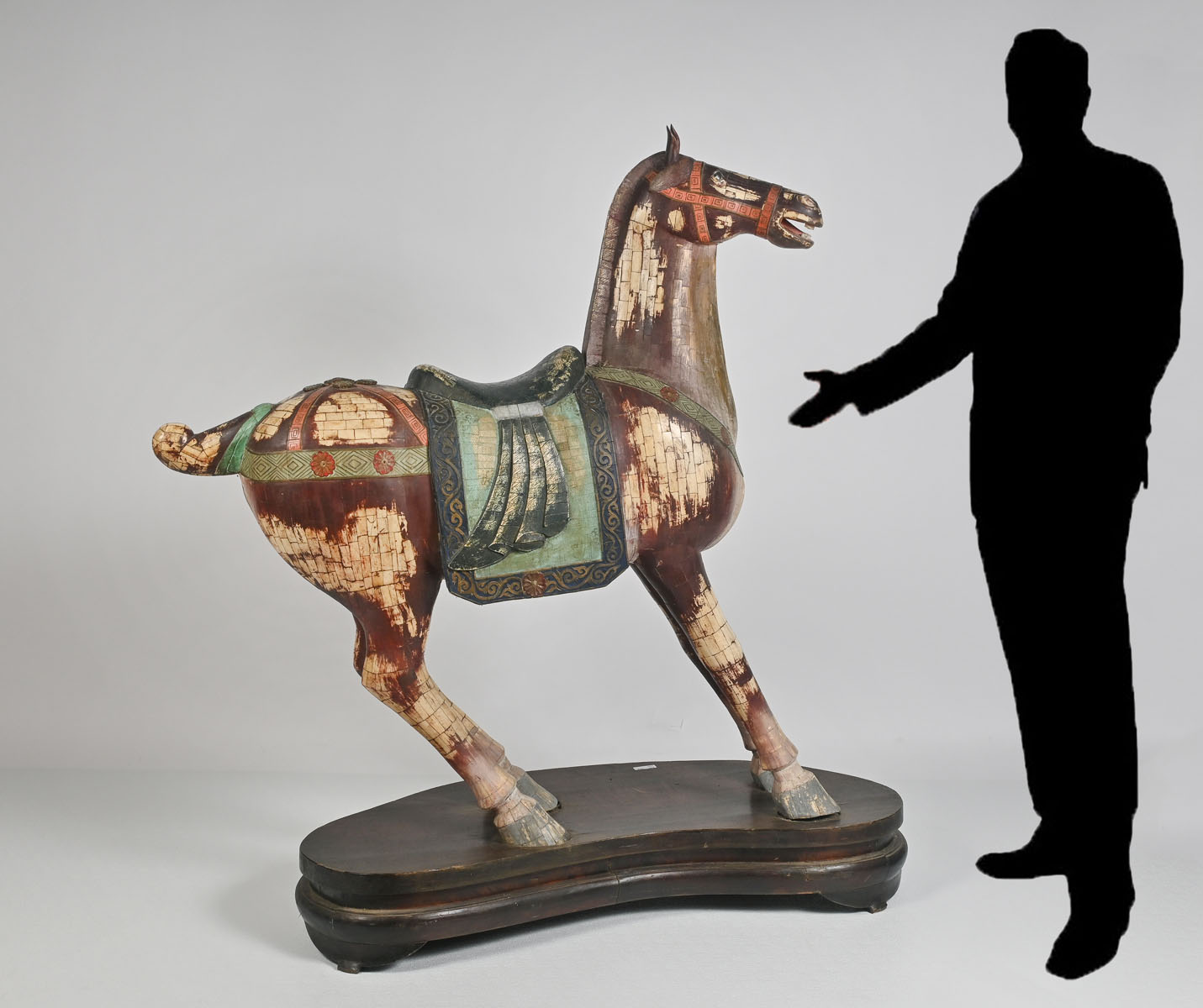 LARGE DECORATED CHINESE BONE CLAD