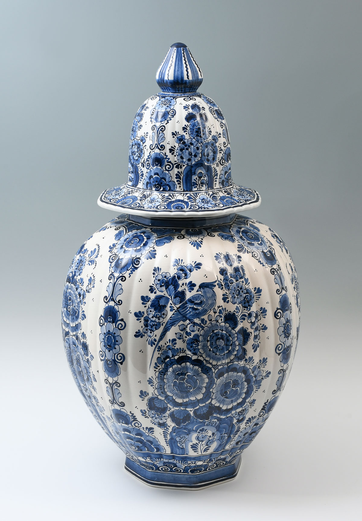 LARGE DELFT LIDDED VASE: Large