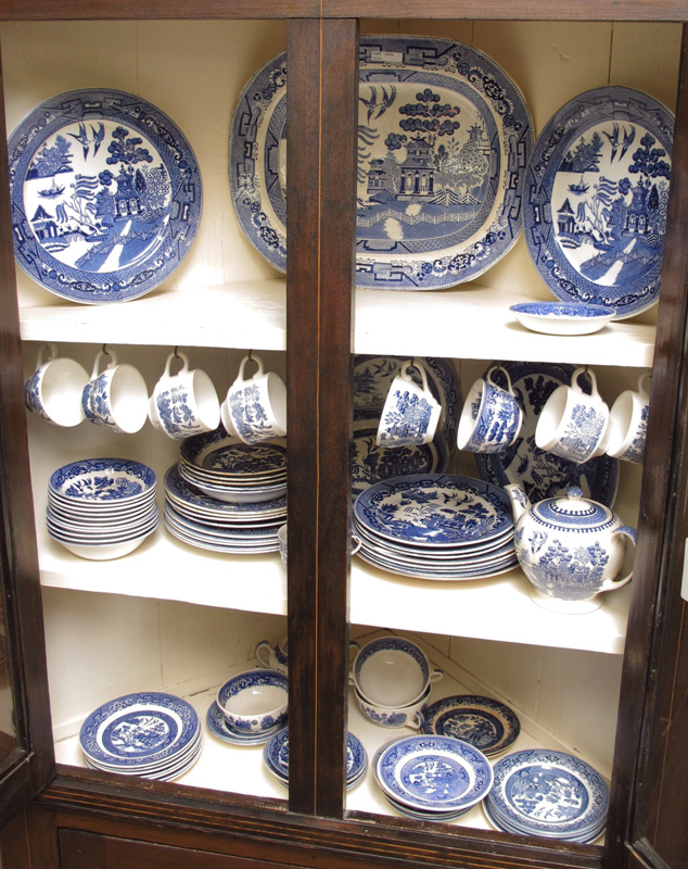 LARGE ENGLISH BLUE WILLOW PLATTER