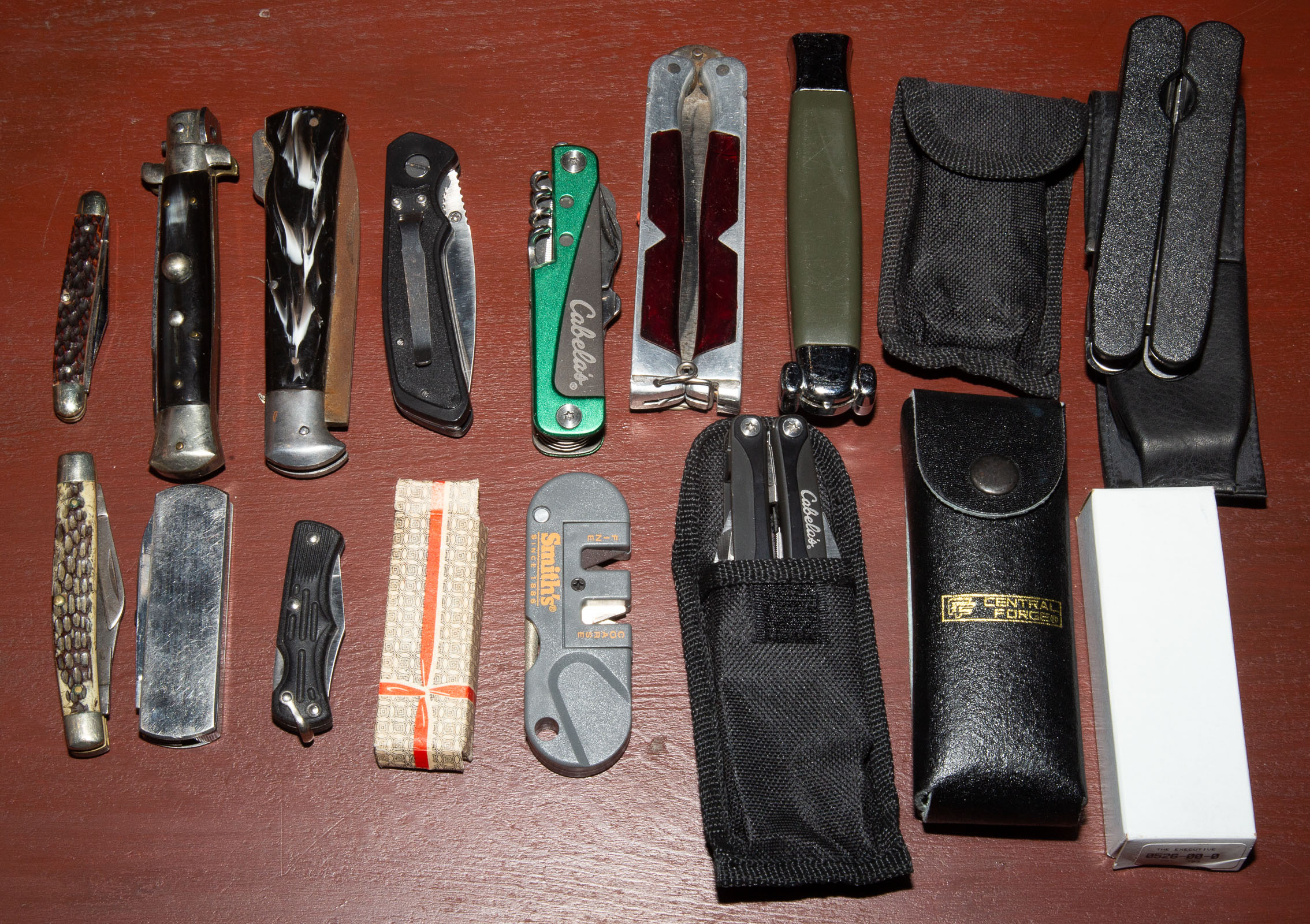 LARGE GROUP OF ASSORTED FOLDING
