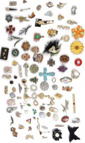 LARGE GROUP OF BROOCHES AND PI