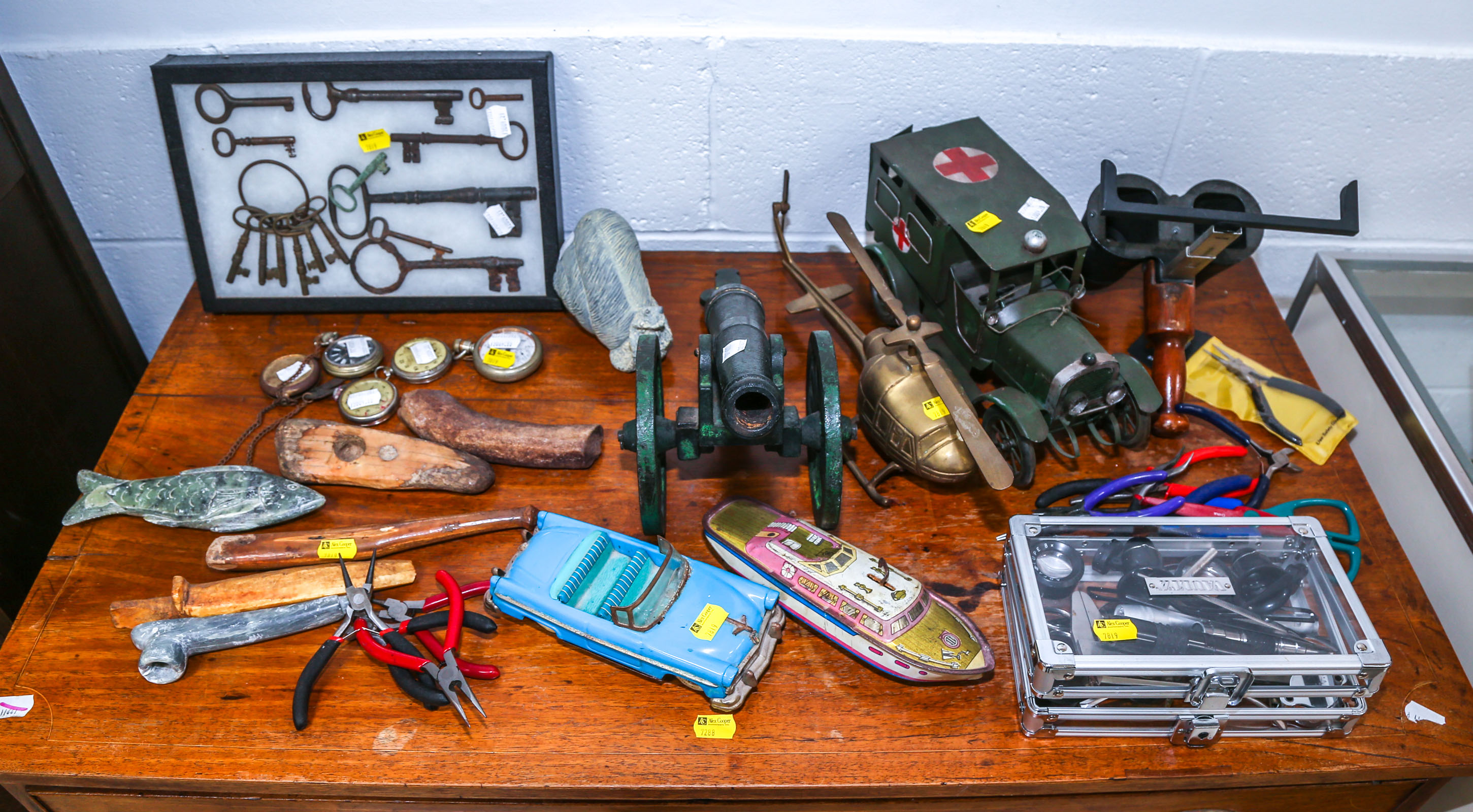LARGE GROUP OF COLLECTIBLES &