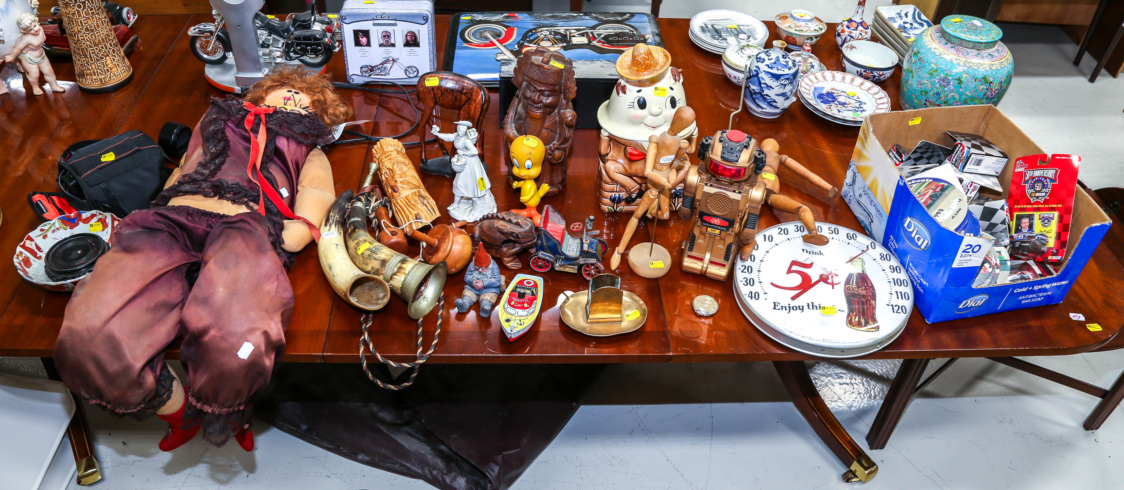 LARGE GROUP OF COLLECTIBLES