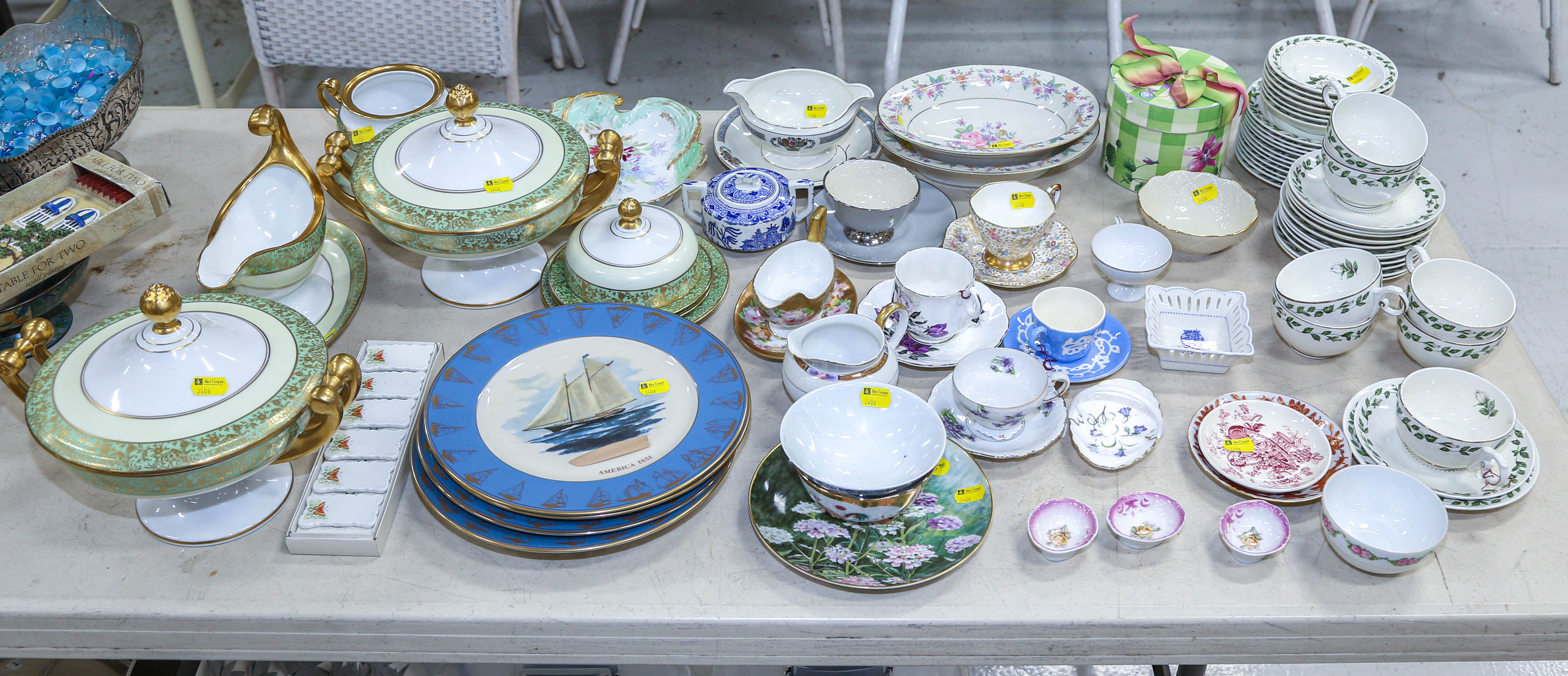 LARGE GROUP OF DECORATIVE CHINA