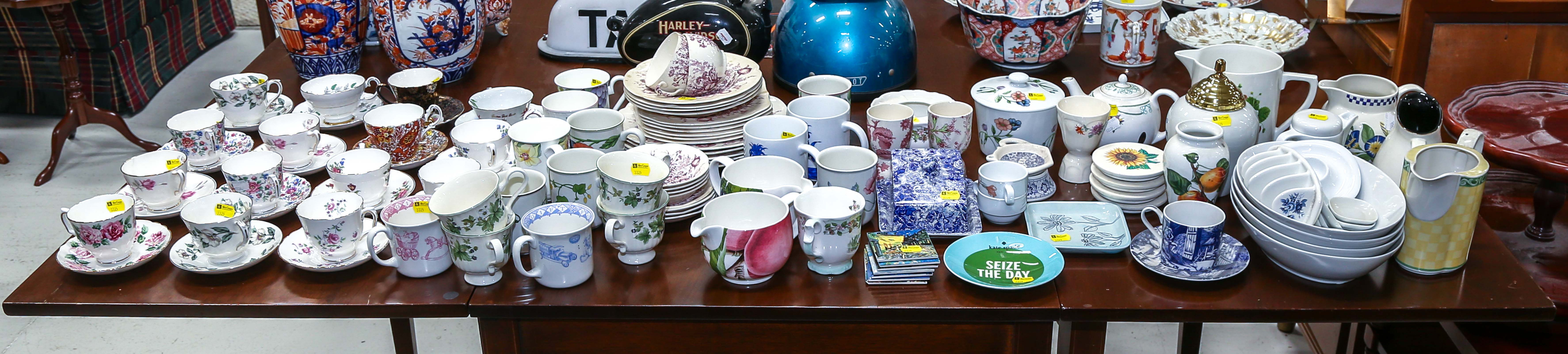 LARGE GROUP OF DECORATIVE CHINA