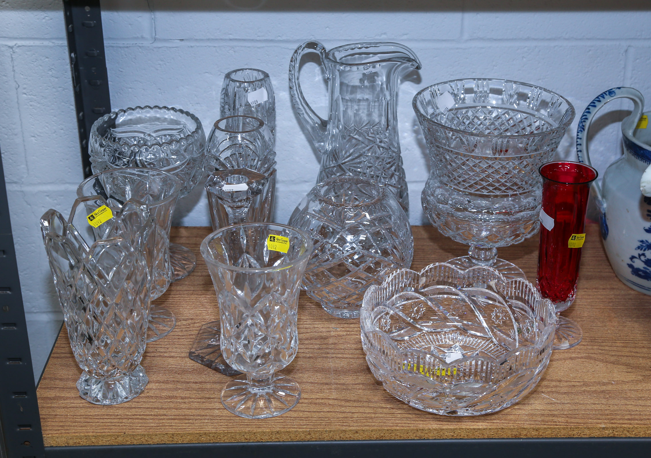 LARGE GROUP OF DECORATIVE GLASSWARE