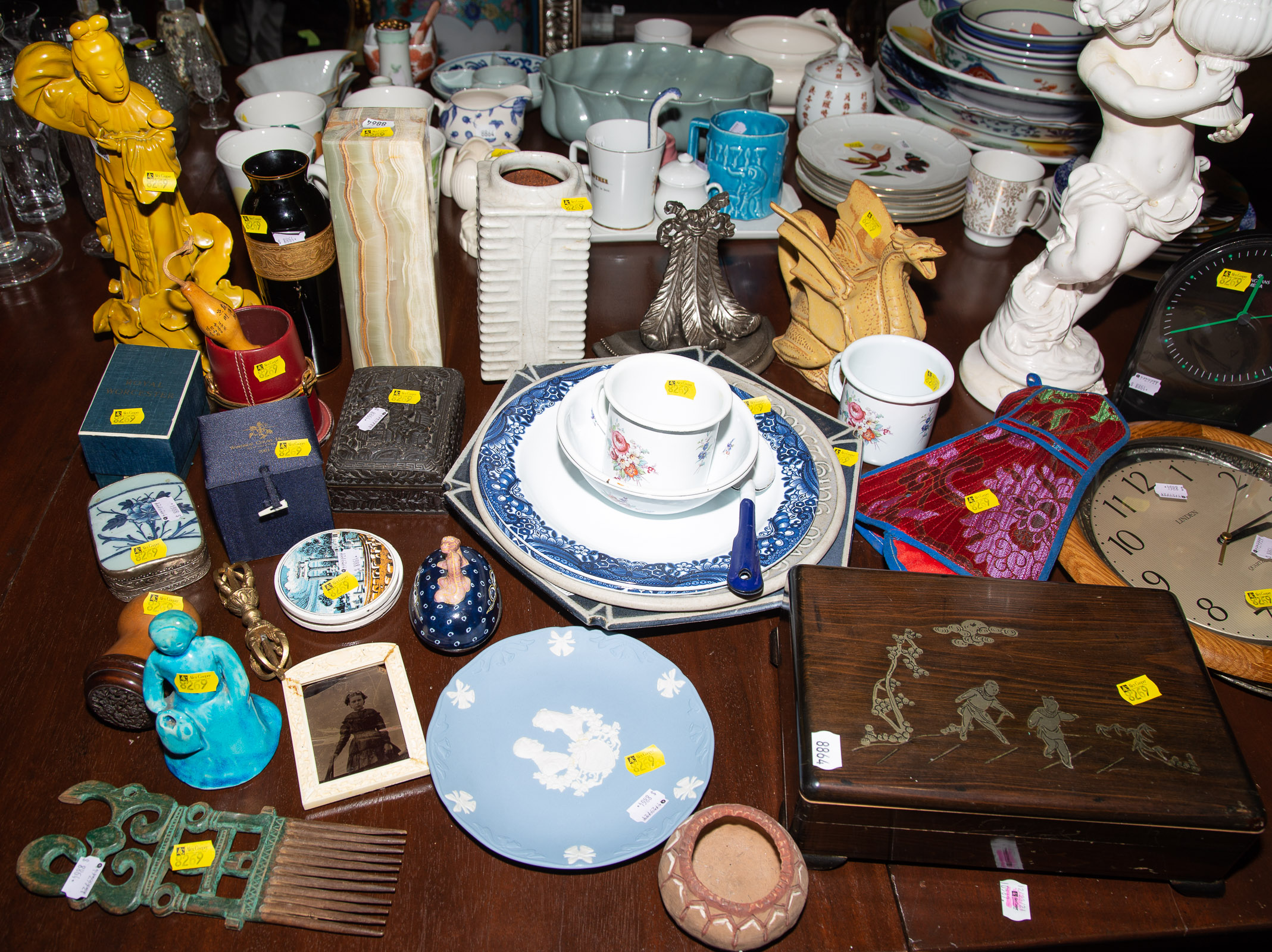 LARGE GROUP OF DECORATIVE ITEMS