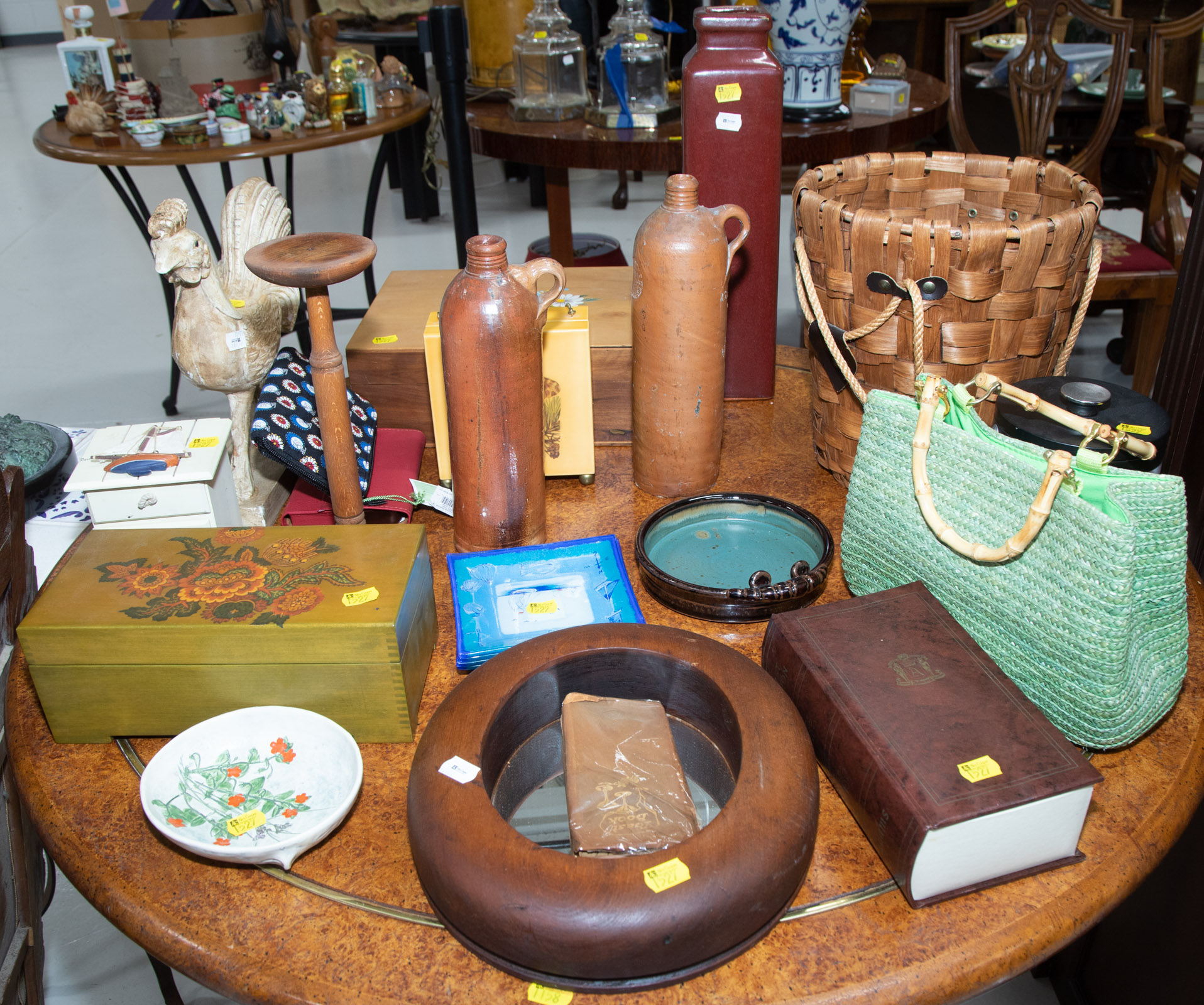 LARGE GROUP OF DECORATIVE ITEMS