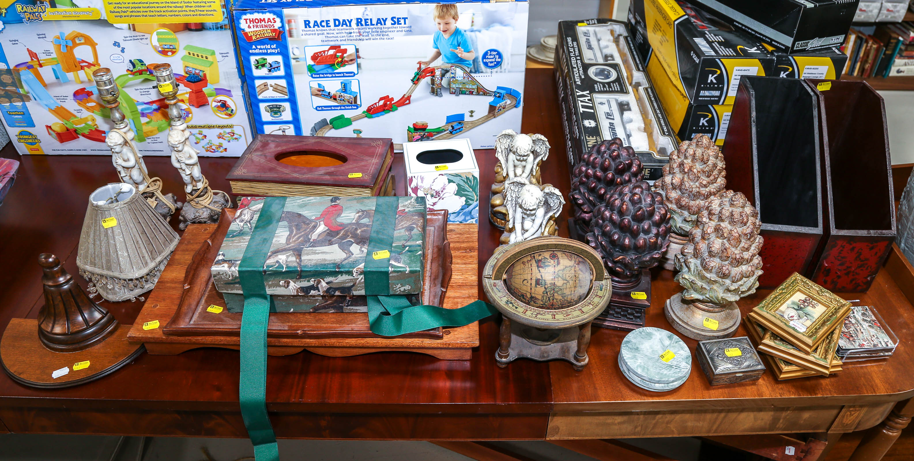 LARGE GROUP OF DECORATIVE ITEMS